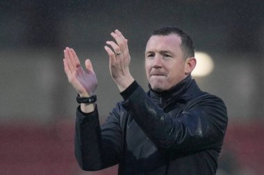 Barnsley teknik direktörü Neill Collins, 17 Şubat 202 'de İngiltere' nin Highbury Stadyumu 'nda Fleetwood Town ile Barnsley maçının ardından taraftarları selamlıyor.