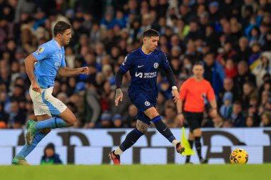 Chelsea 'den Enzo Fernandez Premier Lig maçında pas veriyor Manchester City Chelsea' ye karşı Etihad Stadyumu, Manchester, İngiltere, 17 Şubat 202