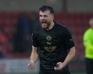 Barnsley 'den Nicky Cadden, 17 Şubat 202' de İngiltere 'deki Highbury Stadyumu' nda oynanan Sky Bet 1 karşılaşmasında Barnsley taraftarları önünde zaferi kutluyor.