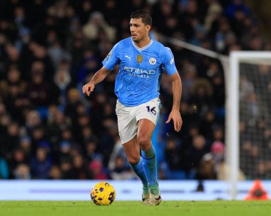 Manchester City 'den Rodrigo Premier League maçında topu kontrol ediyor Manchester City ile Chelsea arasında Etihad Stadyumu, Manchester, İngiltere, 17 Şubat 202
