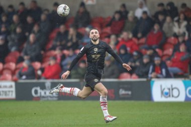 Barnsley 'den Adam Phillips 17 Şubat 202' de İngiltere 'nin Highbury Stadyumu' nda Fleetwood Town ve Barnsley maçında kaleciyle top yarışıyor.