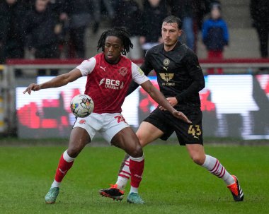 Barnsley 'den Josh Earl, Fleetwood, İngiltere' deki Highbury Stadyumu 'nda Fleetwood Town' a karşı Fleetwood Town-Barnsley maçı sırasında Fleetwood Town 'dan Vaat Omochere ile top için yarışır.