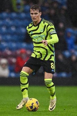 Arsenal 'den Martin degaard, 17 Şubat 2024' te Burnley-Arsenal maçında topa vuruyor.