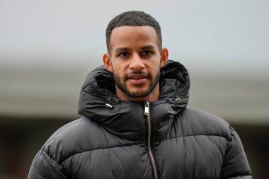 Barnsley 'den Barry Cotter, 17 Şubat 202' de İngiltere 'nin Highbury Stadyumu' nda Fleetwood Town - Barnsley maçından önce sahada inceleme yapıyor.