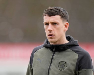 Barnsley 'den Mal de Gevigney, 17 Şubat 2024' te İngiltere 'nin Highbury Stadyumu' nda Fleetwood Town ile Barnsley arasındaki Sky Bet 1 karşılaşmasından önce sahada inceleme yapıyor.