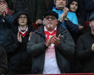 Barnsley taraftarları 17 Şubat 202 'de İngiltere' nin Highbury Stadyumu 'nda Fleetwood Town - Barnsley maçında Beth Sefton için şarkı söyleyip alkışlıyorlar.