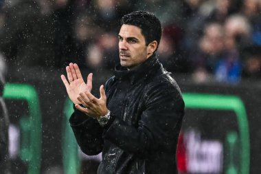 Arsenal 'in Mikel Arteta Müdürü, 17 Şubat 202 tarihinde İngiltere' nin Burnley kentinde oynanan Premier Lig karşılaşmasında takımını alkışladı.