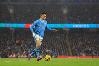 Manchester City 'den Phil Foden Premier League maçında topu kontrol ediyor Manchester City Chelsea' ye karşı Etihad Stadyumu, Manchester, İngiltere, 17 Şubat 202