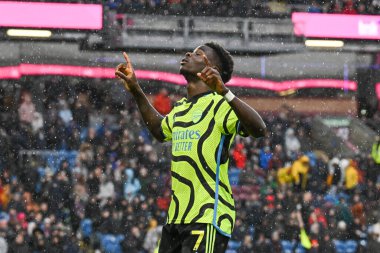 Arsenal 'den Bukayo Saka, 17 Şubat 202' de İngiltere 'nin Burnley, Burnley kentinde oynanan Premier League maçında 0-3' lük galibiyet golünü kutluyor.