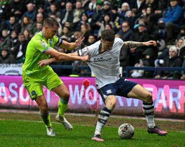 Blackburn Rovers 'dan Dominic Hyam ve Preston North End' den Emil Riis Jakobsen 17 Şubat 202 'de İngiltere' nin Deepdale kentinde oynanan Gökyüzü İddia Şampiyonası maçında Blackburn Rovers 'a karşı oynadılar.