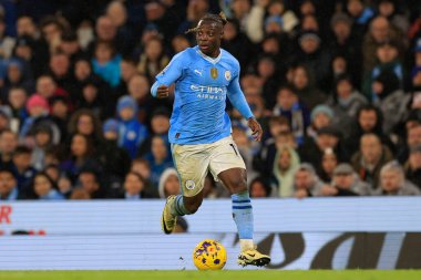 Manchester City 'den Jeremy Doku Premier League maçında topu kontrol ediyor Manchester City Chelsea' ye karşı Etihad Stadyumu, Manchester, İngiltere, 17 Şubat 202
