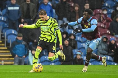 Arsenal 'den Martin degaard, 17 Şubat 2024' te Burnley-Arsenal maçında topa vuruyor.