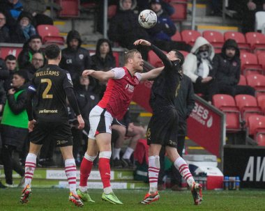 Fleetwood Town 'dan Jayden Stockley, 17 Şubat 2024' te İngiltere 'nin Highbury Stadyumu' nda Fleetwood Town ile Barnsley arasındaki Sky Bet 1 maçı sırasında Barnsley 'li Mal de Gevigney ile bir maç için yarışır.