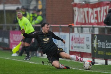 Barnsley 'den Josh Earl, 17 Şubat 202' de İngiltere 'nin Highbury Stadyumu' nda Fleetwood Town ile Barnsley arasındaki Sky Bet 1 maçında topu oyunda tutmak için geriliyor.