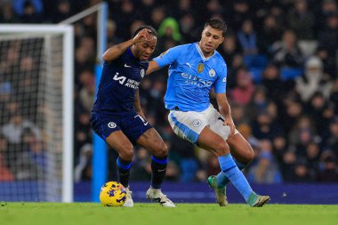 Chelsea 'den Raheem Sterling, Manchester City' nin Chelsea 'ye karşı 17 Şubat 202' de Etihad Stadyumu 'nda oynanan Premier League karşılaşmasında Manchester City' den Rodrigo tarafından izleniyor.