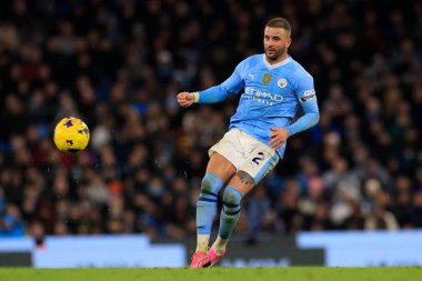Manchester City 'den Kyle Walker Premier League maçında pas veriyor Manchester City Chelsea' ye karşı Etihad Stadyumu, Manchester, İngiltere, 17 Şubat 202