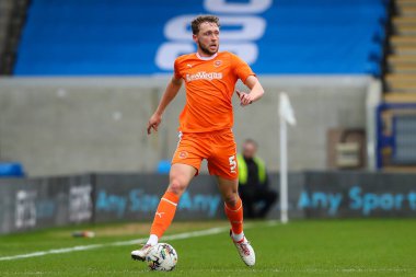 Blackpool takımından Matthew Pennington, 17 Şubat 202 'de İngiltere' de Weston Homes Stadyumu 'nda oynanan 1.