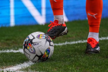 Blackpool 'dan Albie Morgan, 17 Şubat 202' de İngiltere 'nin Peteron Homes Stadyumu' nda oynanan Sky Bet 1 maçında PUMA Orbita Gökkuşağı topunu köşeye sıkıştırdı.