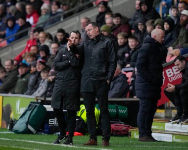 Barnsley teknik direktörü Neill Collins, 17 Şubat 202 'de İngiltere' nin Highbury Stadyumu 'nda Fleetwood Town ile Barnsley arasındaki Sky Bet 1 maçı sırasında dördüncü resmi olarak konuşuyor.