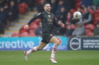 Barnsley 'den Adam Phillips 17 Şubat 202' de İngiltere 'nin Highbury Stadyumu' nda Fleetwood Town ve Barnsley maçında kaleciyle top yarışıyor.