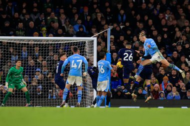 Manchester City 'den Erling Haaland, Manchester City' nin Chelsea 'ye karşı oynadığı Premier League maçında 17 Şubat 202' de Etihad Stadyumu 'nda kaleye doğru ilerliyor.