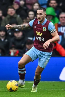 Burnley 'den Josh Brownhill, 17 Şubat 202' de Burnley-Arsenal maçında topa vuruyor.