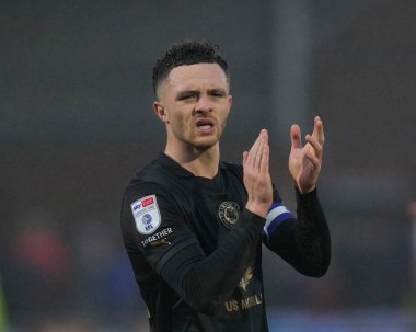 Barnsley 'den Jordan Williams, 17 Şubat 202' de İngiltere 'nin Highbury Stadyumu' nda oynanan Fleetwood Town-Barnsley maçı sonrasında taraftarları selamlıyor.