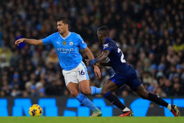 Manchester City 'den Rodrigo Premier League maçında Chelsea' den Moises Caicedo 'yu geçiyor. Manchester City, Manchester Stadyumu' nda Chelsea 'ye karşı, 17 Şubat 202