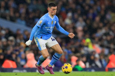 Manchester City 'den Phil Foden Premier League maçında topu kontrol ediyor Manchester City Chelsea' ye karşı Etihad Stadyumu, Manchester, İngiltere, 17 Şubat 202