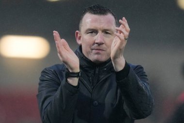 Barnsley teknik direktörü Neill Collins, 17 Şubat 202 'de İngiltere' nin Highbury Stadyumu 'nda Fleetwood Town ile Barnsley maçının ardından taraftarları selamlıyor.