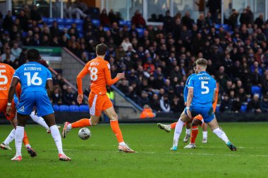 Blackpool 'dan Karamoko Dembele, 17 Şubat 202' de İngiltere 'nin Peteron Homes Stadyumu' nda oynanan 1-2 'lik Gökyüzü İddia Ligi karşılaşmasında Peterborough United' a karşı Blackpool maçında gol attı.