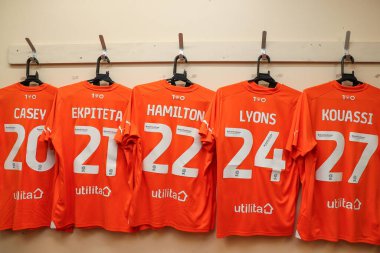 Blackpool ev tişörtleri 17 Şubat 202 'de İngiltere' de Weston Homes Stadyumu 'nda Peterborough United ve Blackpool maçının önünde asılıyor.