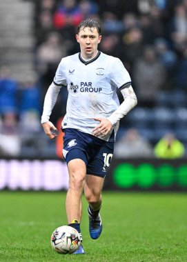 Preston North End 'den Mads Frkjr-Jensen 17 Şubat 2024' te İngiltere 'nin Deepdale kentinde oynanan Sky Bet Şampiyonası maçında topu ileri atıyor.