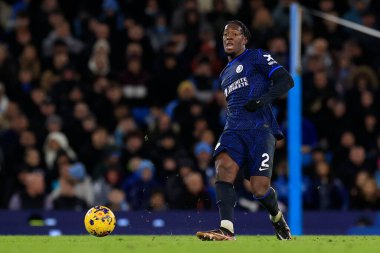 Chelsea 'den Axel Disasi Premier Lig maçında pas veriyor Manchester City, Etihad Stadyumu' nda Chelsea 'ye karşı, 17 Şubat 202