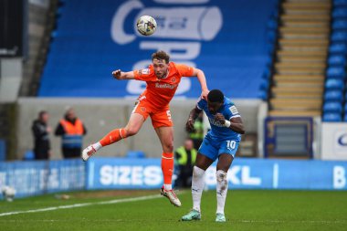Blackpool 'dan Matthew Pennington, Peterborough United takımının 17 Şubat 202' de Weston Homes Stadyumu, Peterborough 'nda oynanan 1.
