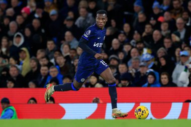 Chelsea 'den Nicolas Jackson Premier Lig maçında topla koşuyor Manchester City - Chelsea Etihad Stadyumu, Manchester, İngiltere, 17 Şubat 202