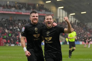 Barnsley 'den Nicky Cadden, 17 Şubat 202' de İngiltere 'nin Highbury Stadyumu' nda oynanan Sky Bet 1 maçında gol kralı Herbie Kane 'i 1-2 yenerek kutluyor.