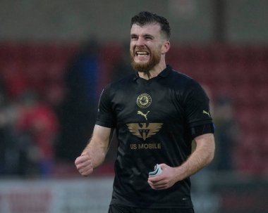 Barnsley 'den Nicky Cadden, 17 Şubat 202' de İngiltere 'deki Highbury Stadyumu' nda oynanan Sky Bet 1 karşılaşmasında Barnsley taraftarları önünde zaferi kutluyor.