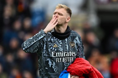 Arsenal 'den Aaron Ramsdale, 17 Şubat 202' de Burnley-Arsenal maçında taraftarları öptü.