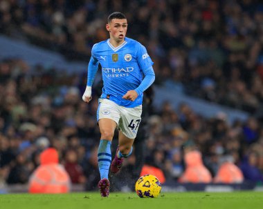 Manchester City 'den Phil Foden Premier League maçında topu kontrol ediyor Manchester City Chelsea' ye karşı Etihad Stadyumu, Manchester, İngiltere, 17 Şubat 202