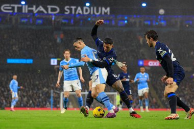 Manchester City 'den Phil Foden ve Chelseachallenge' den Enzo Fernandez Premier League maçında Manchester City Chelsea 'ye karşı Etihad Stadyumu, Manchester, İngiltere, 17 Şubat 202