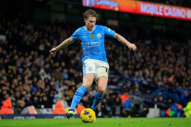 Manchester City 'den Kevin De Bruyne, Manchester City' nin Chelsea 'ye karşı 17 Şubat 202' de Etihad Stadyumu 'nda oynadığı Premier League maçında topu çaprazlıyor.