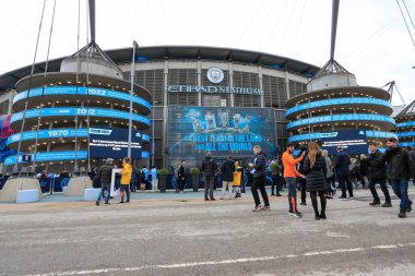 taraftarlar Premier Lig karşılaşması öncesinde stadyumun önünde toplanmaya başladılar Manchester City Chelsea 'ye karşı Etihad Stadyumu, Manchester, İngiltere, 17 Şubat 202