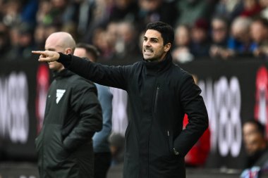 Arsenal 'in Mikel Arteta Müdürü, 17 Şubat 202' de Burnley, Burnley, Birleşik Krallık 'ta oynanan Premier League maçında takımına talimat verdi.