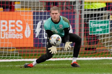 Barnsley 'li Ben Killip, 17 Şubat 202' de İngiltere 'nin Highbury Stadyumu' nda Fleetwood Town ile Barnsley maçından önce ısınıyor.
