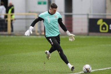 Barnsley 'den Liam Roberts 17 Şubat 202' de İngiltere 'nin Highbury Stadyumu' nda oynanan Sky Bet 1 maçında Fleetwood Town - Barnsley maçında ısınma turunda...