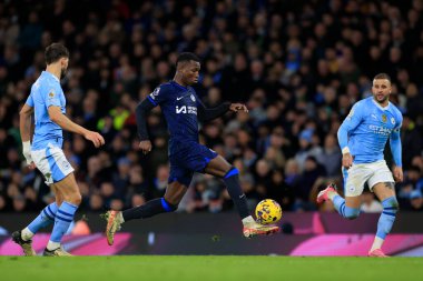 Chelsea 'li Nicolas Jackson Premier Lig maçında topu kontrol ediyor Manchester City ile Chelsea arasında Etihad Stadyumu, Manchester, İngiltere, 17 Şubat 202