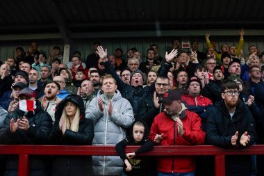 Barnsley taraftarları, 17 Şubat 'ta İngiltere, Fleetwood' daki Highbury Stadyumu 'nda Fleetwood Town ile Barnsley arasındaki Sky Bet 1 maçı sırasında hastalığından 12 ay sonra Barnsley ekibinin bir üyesi olan Beth Sefton için 12. dakikada şarkı söyleyip alkışlıyorlar.