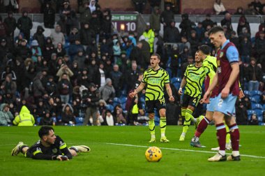 Arsenal 'den Leandro Trossard, 17 Şubat 202' de Burnley, Burnley, Burnley, İngiltere 'de oynanan Premier League maçında 0-4' lük galibiyet golünü kutluyor.