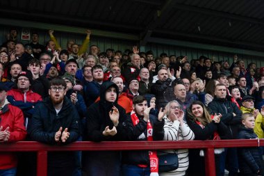 Barnsley taraftarları, 17 Şubat 'ta İngiltere, Fleetwood' daki Highbury Stadyumu 'nda Fleetwood Town ile Barnsley arasındaki Sky Bet 1 maçı sırasında hastalığından 12 ay sonra Barnsley ekibinin bir üyesi olan Beth Sefton için 12. dakikada şarkı söyleyip alkışlıyorlar.